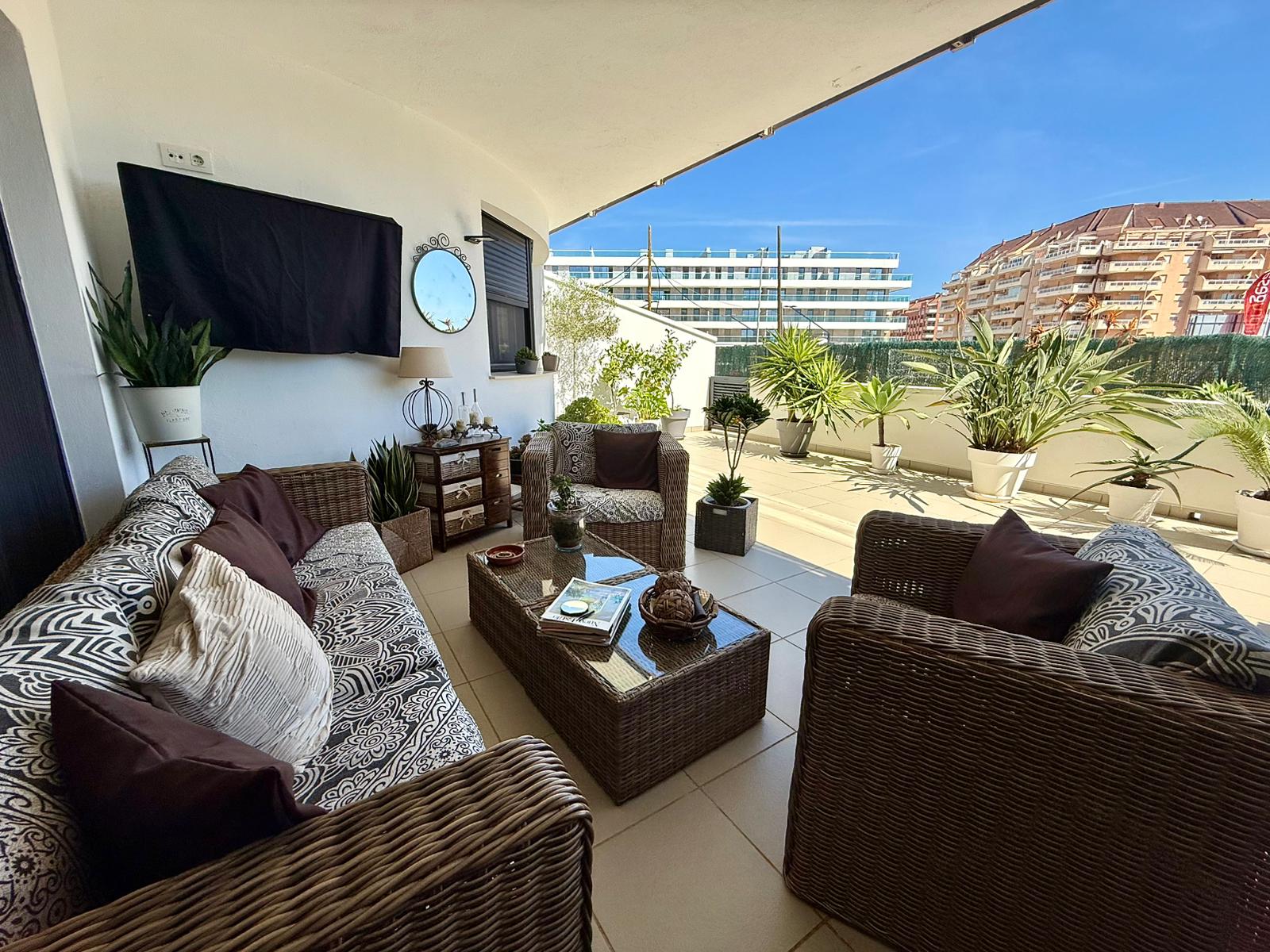 Ground floor in Denia with a large terrace in the area of the yacht club.