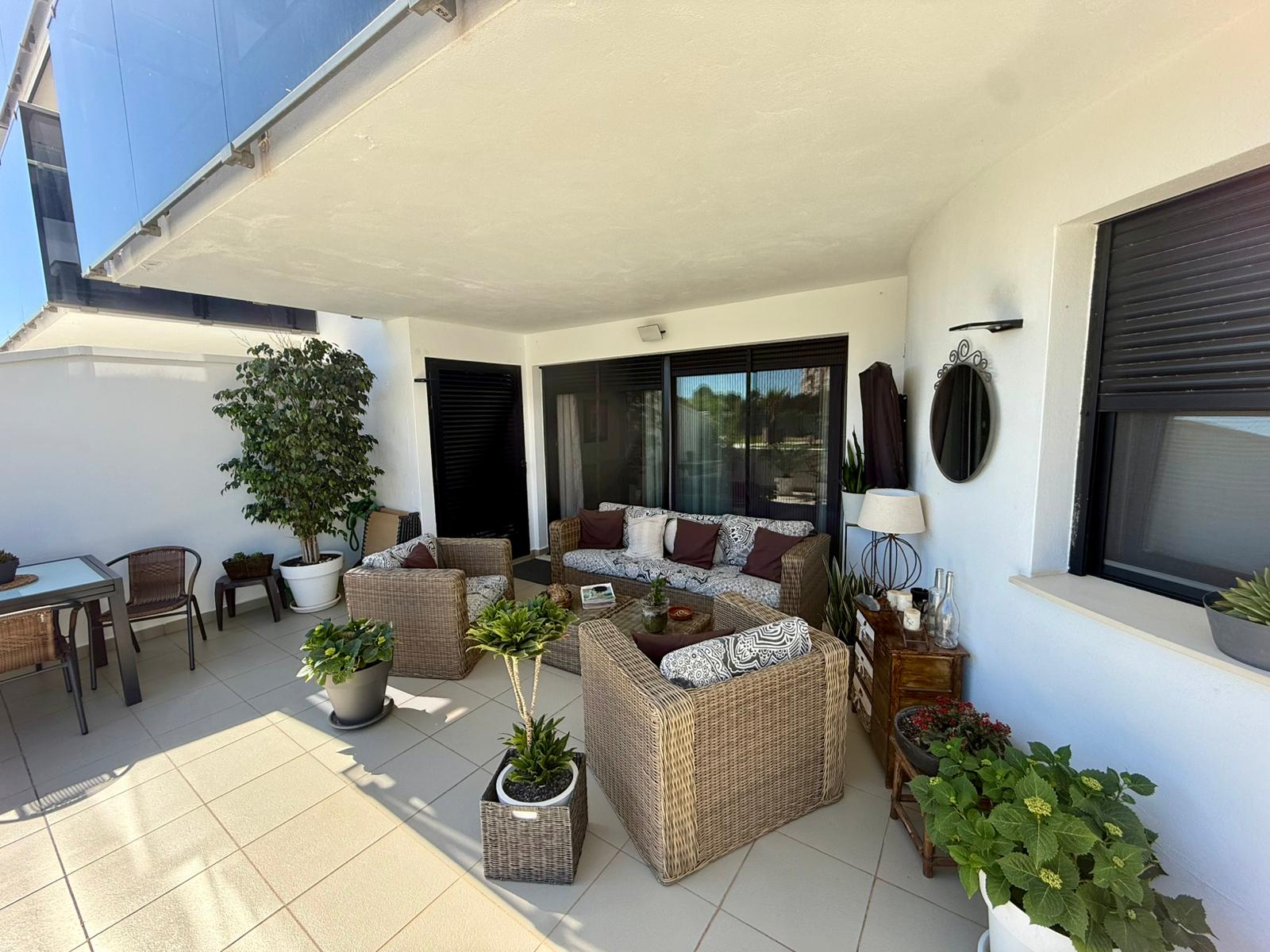 Ground floor in Denia with a large terrace in the area of the yacht club.