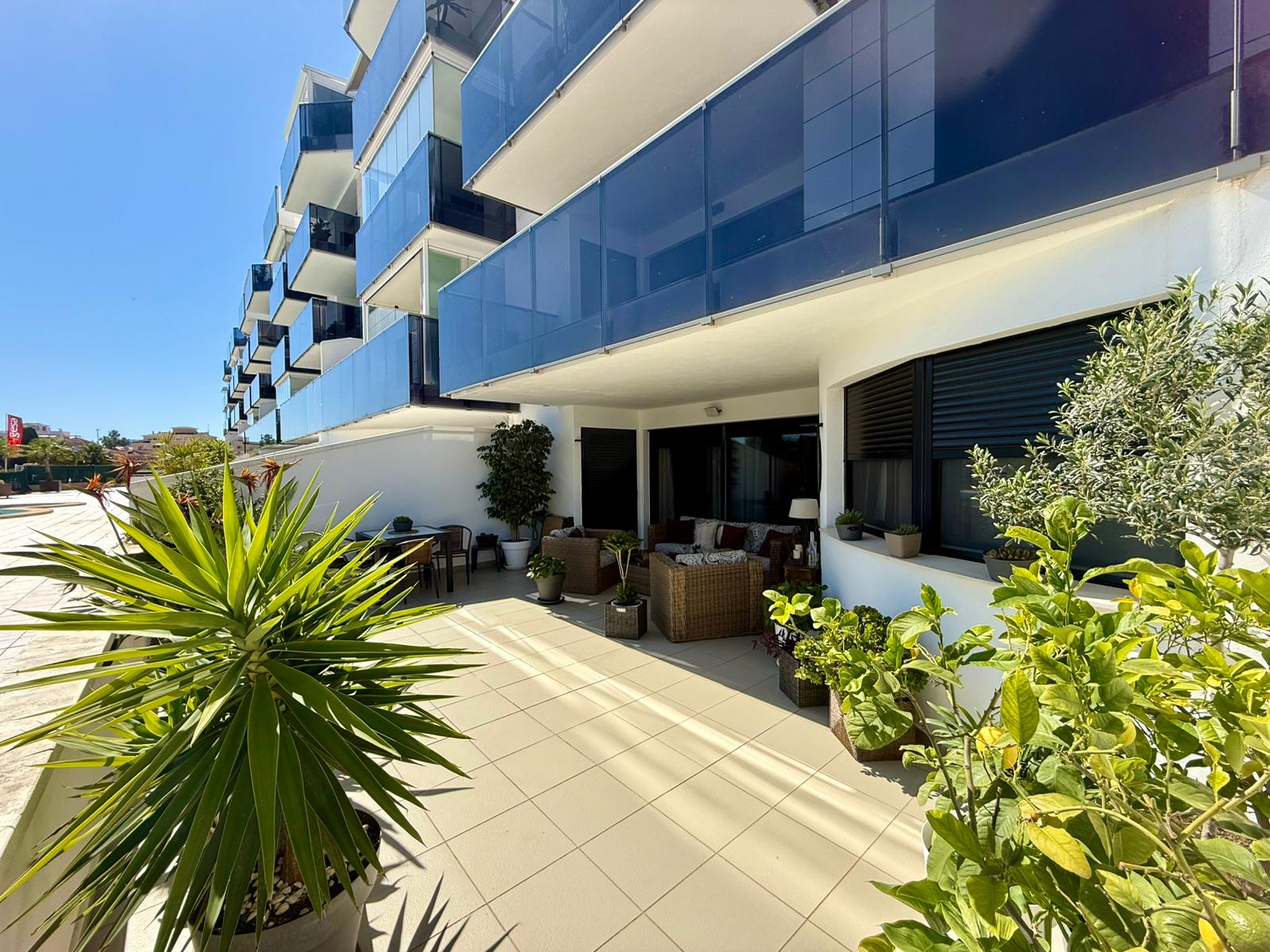 Ground floor in Denia with a large terrace in the area of the yacht club.