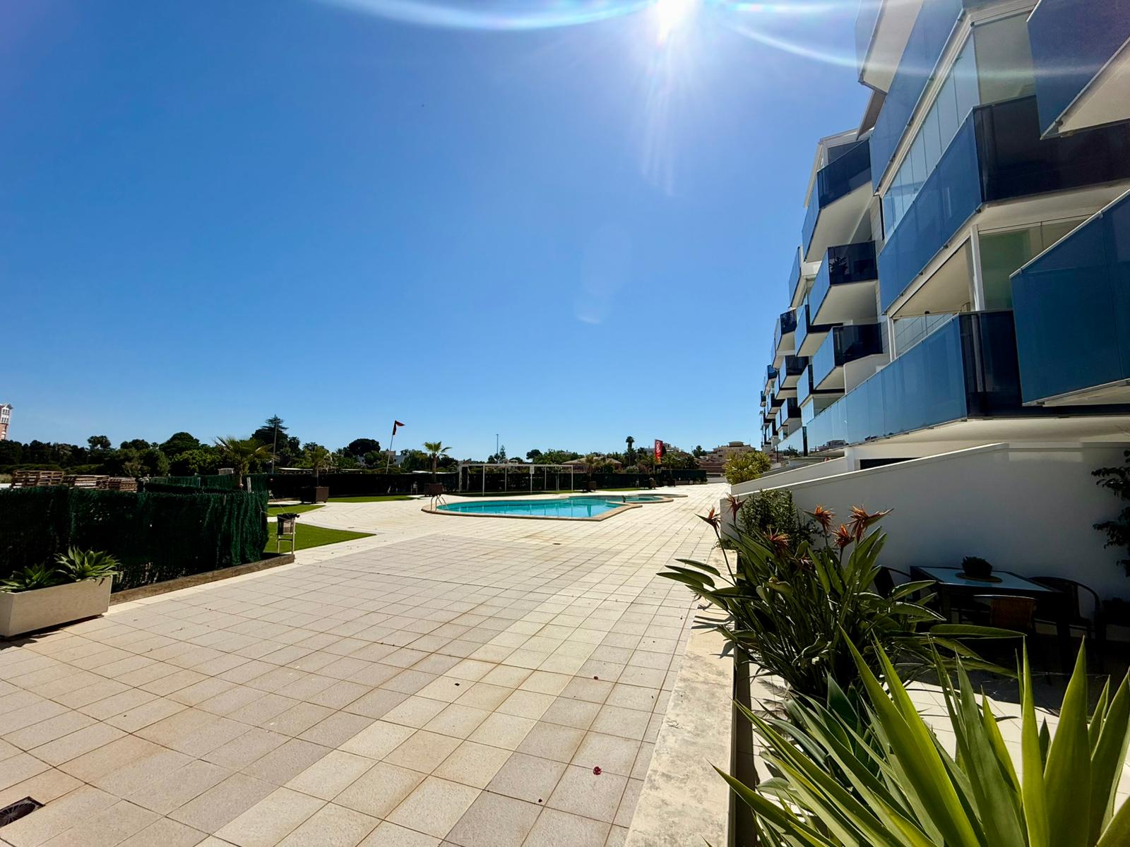 Ground floor in Denia with a large terrace in the area of the yacht club.