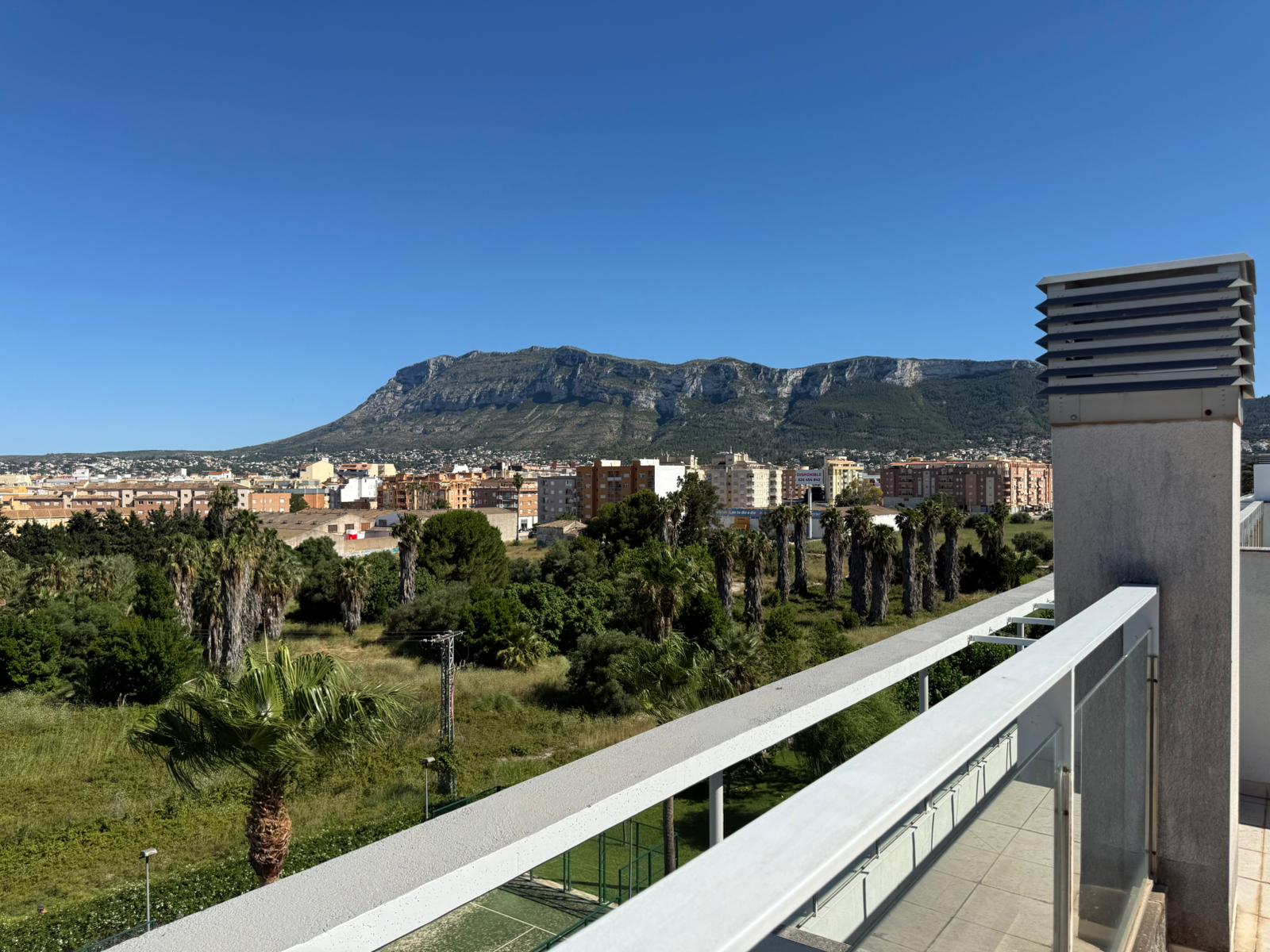 Penthouse avec des vues incroyables près de la mer et du centre de Denia.