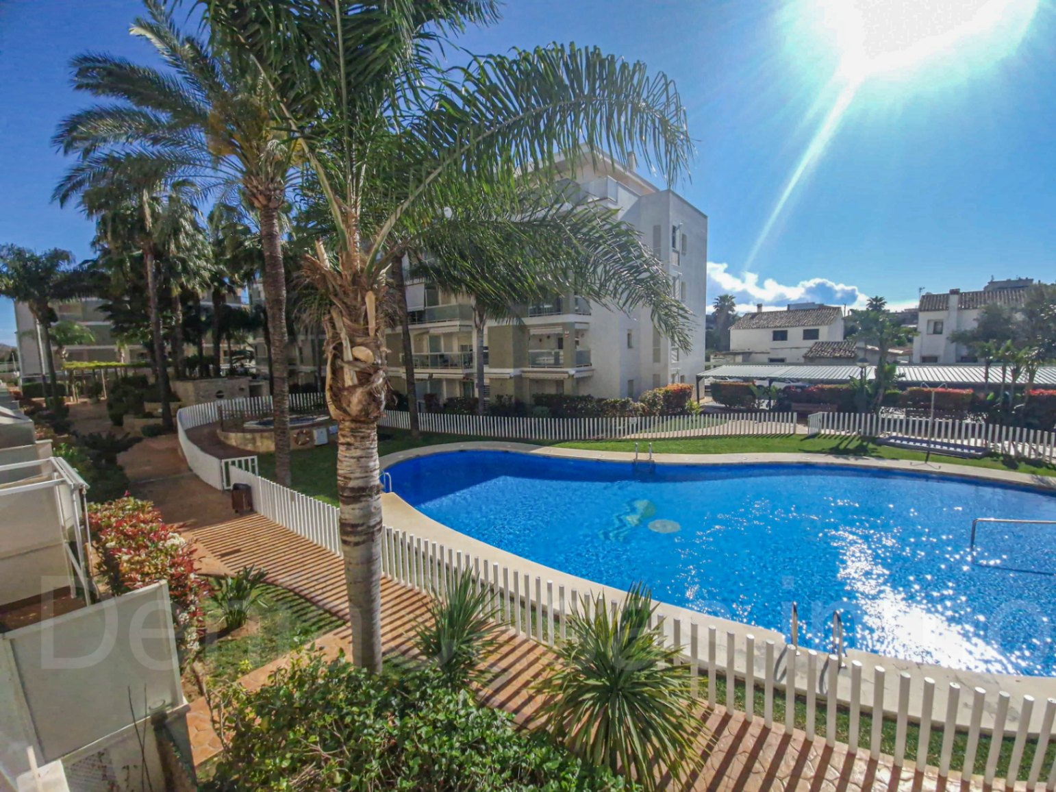 atmanla - Attique avec grande terrasse à Denia dans une urbanisation avec piscine.