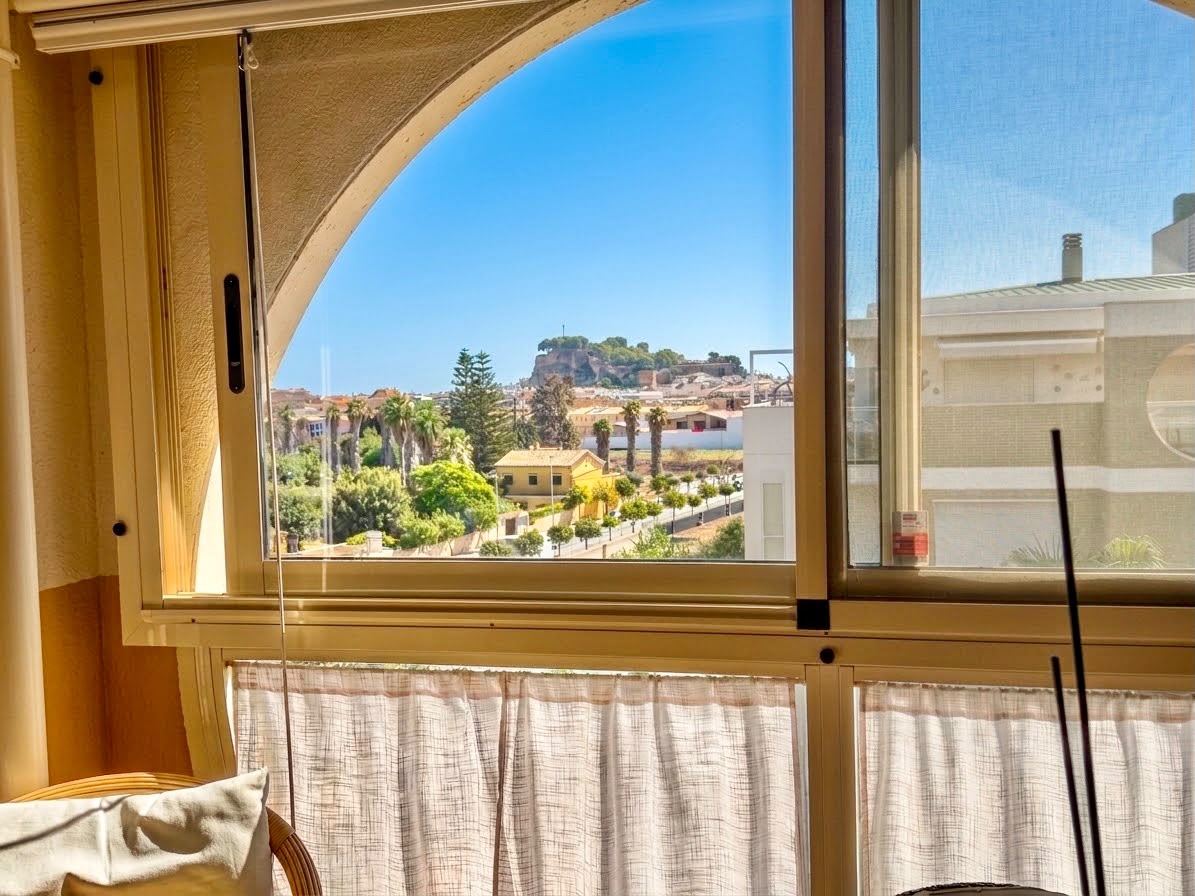 atmanla - Attique avec grande terrasse à Denia dans une urbanisation avec piscine.