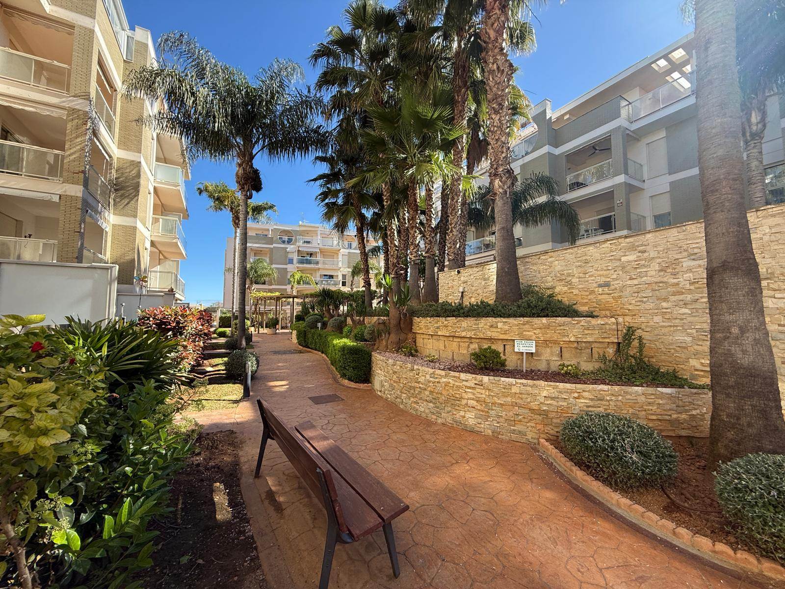atmanla - Attique avec grande terrasse à Denia dans une urbanisation avec piscine.
