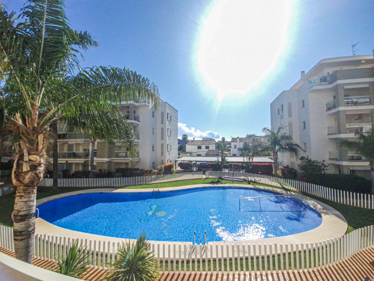 atmanla - Attique avec grande terrasse à Denia dans une urbanisation avec piscine.