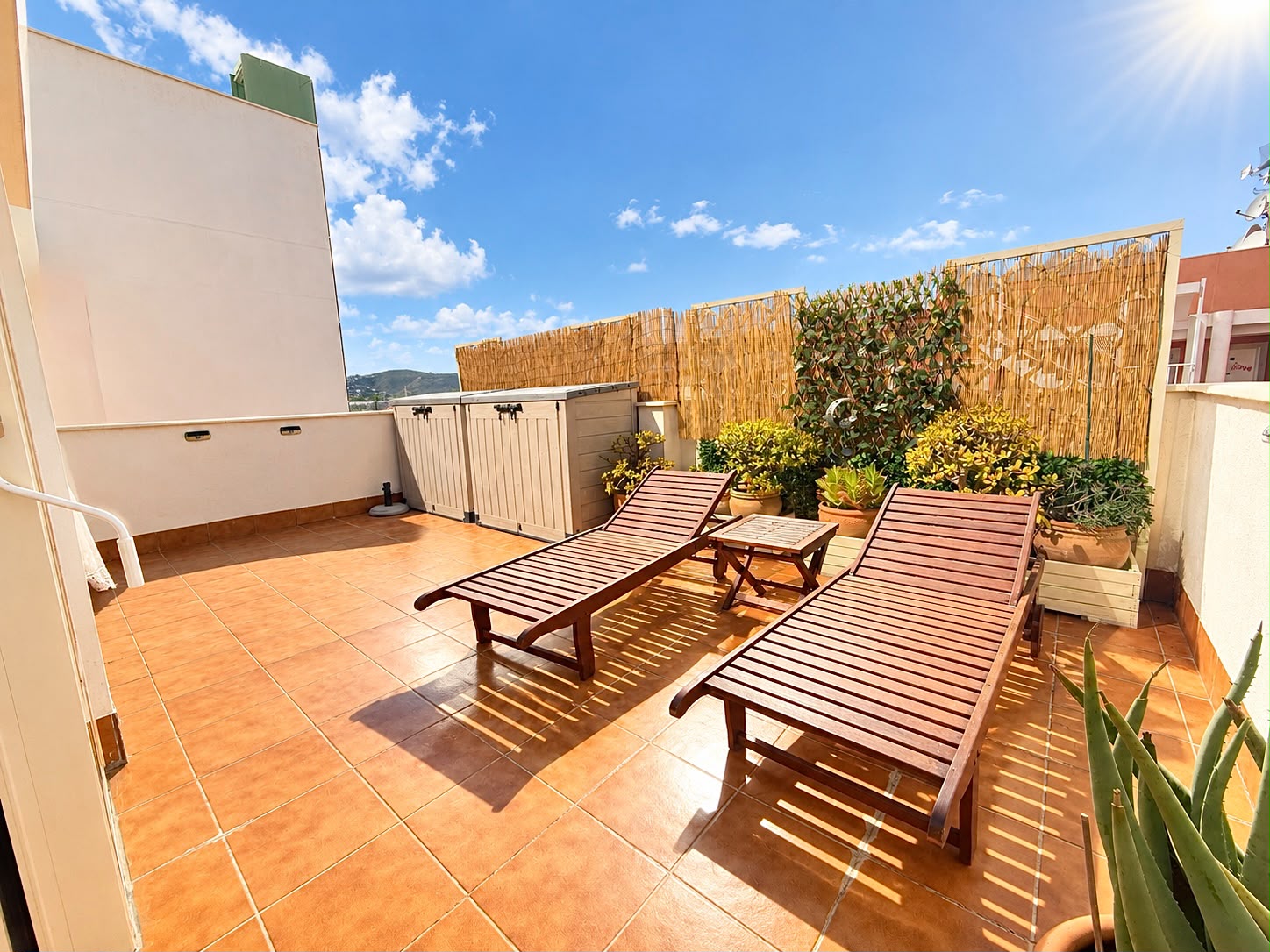 atmanla - Attique avec grande terrasse à Denia dans une urbanisation avec piscine.