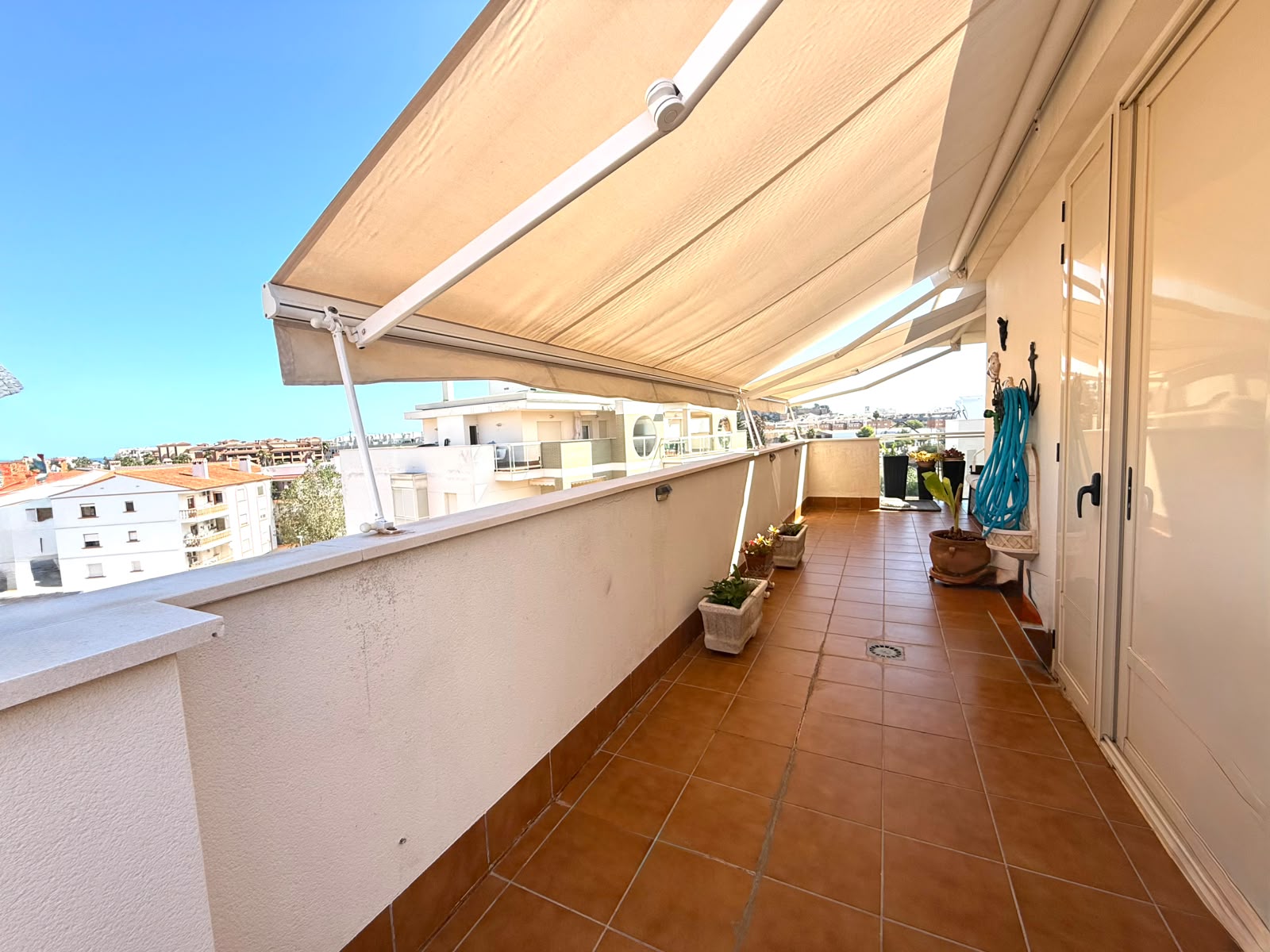 atmanla - Attique avec grande terrasse à Denia dans une urbanisation avec piscine.