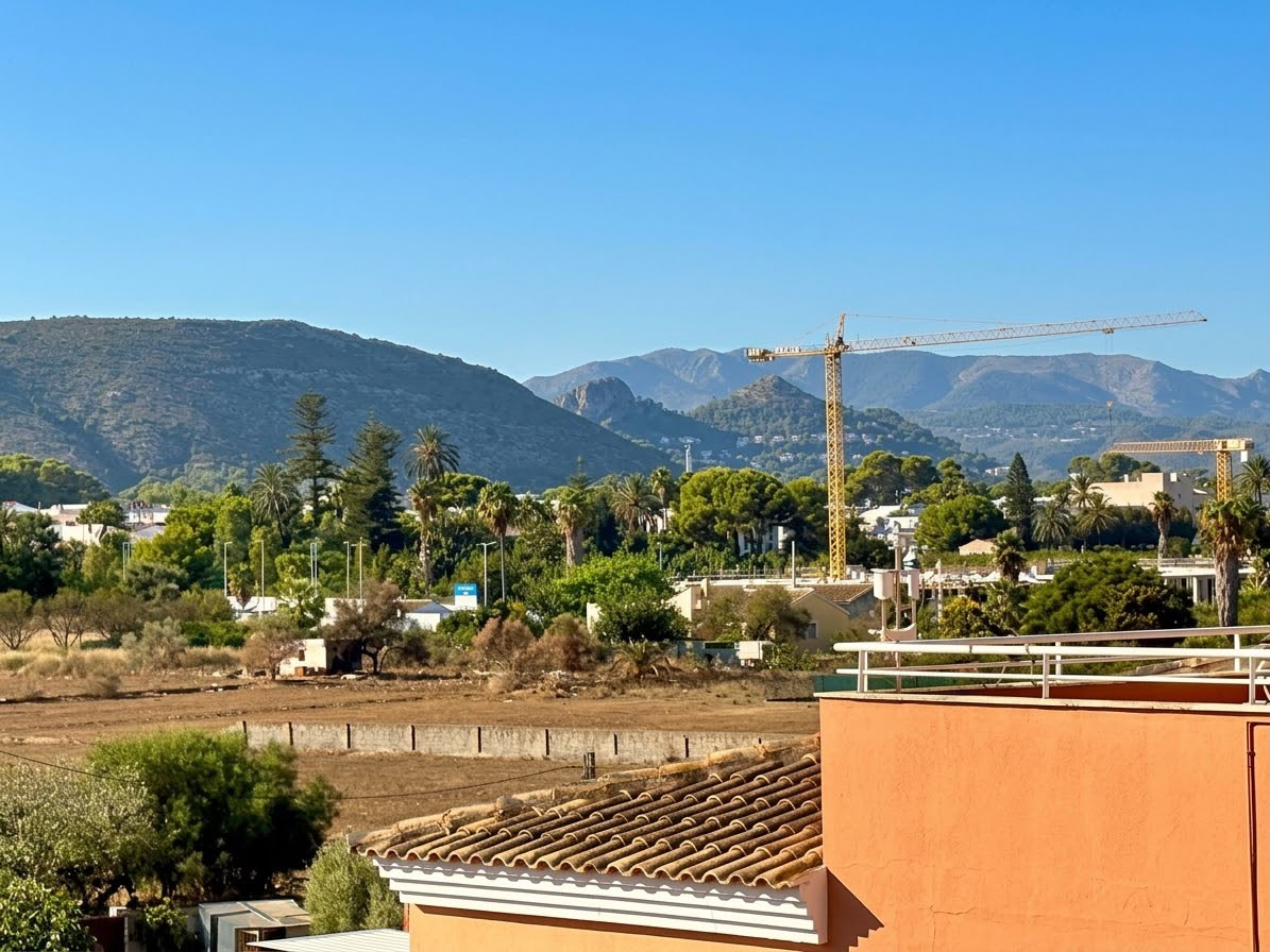 atmanla - Attique avec grande terrasse à Denia dans une urbanisation avec piscine.