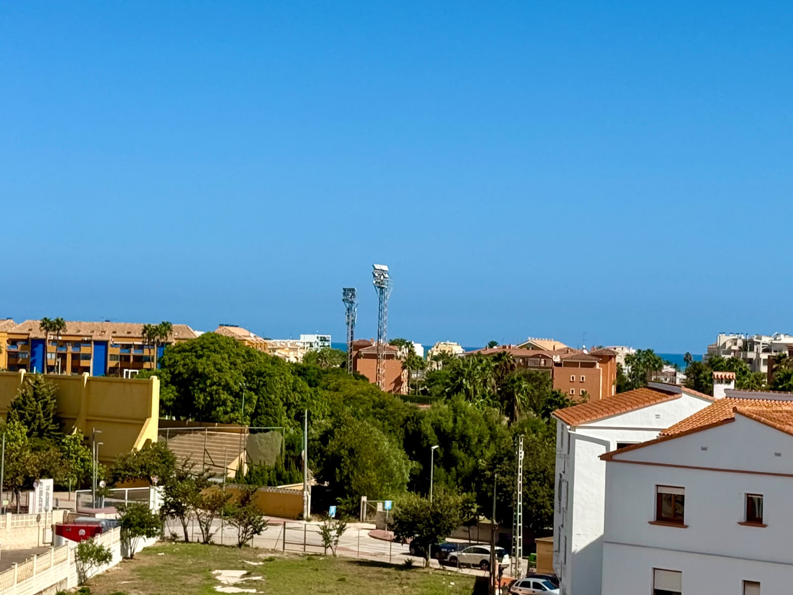 atmanla - Attique avec grande terrasse à Denia dans une urbanisation avec piscine.