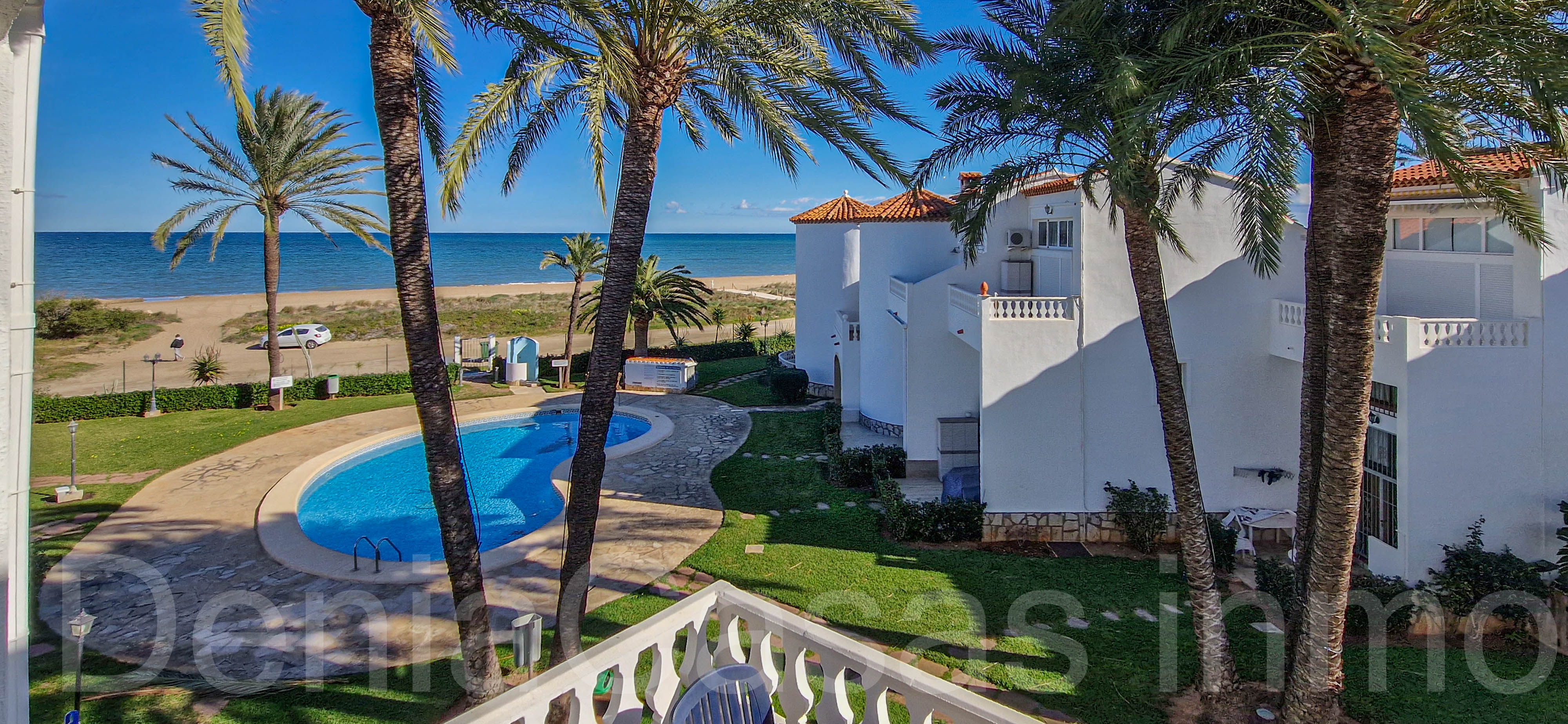 One bedroom apartment on the first line of Denia, located on km1 of the marinas