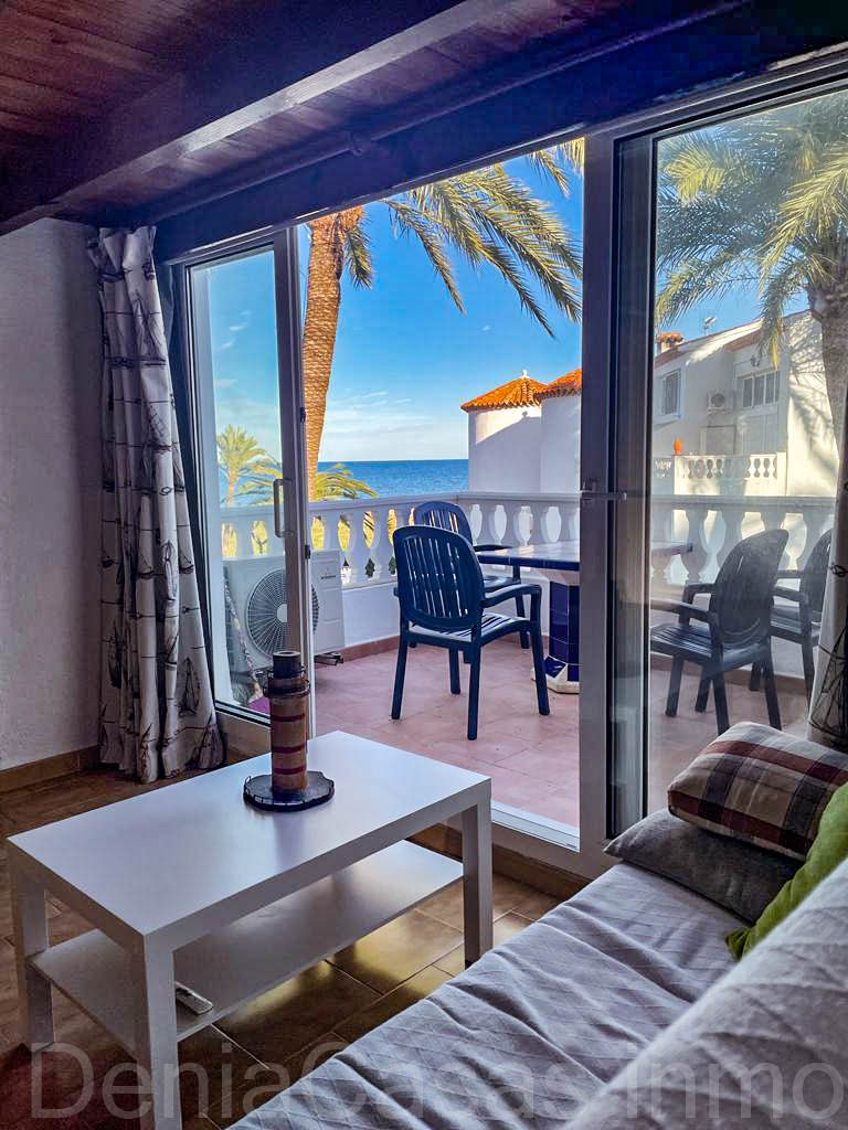 One bedroom apartment on the first line of Denia, located on km1 of the marinas
